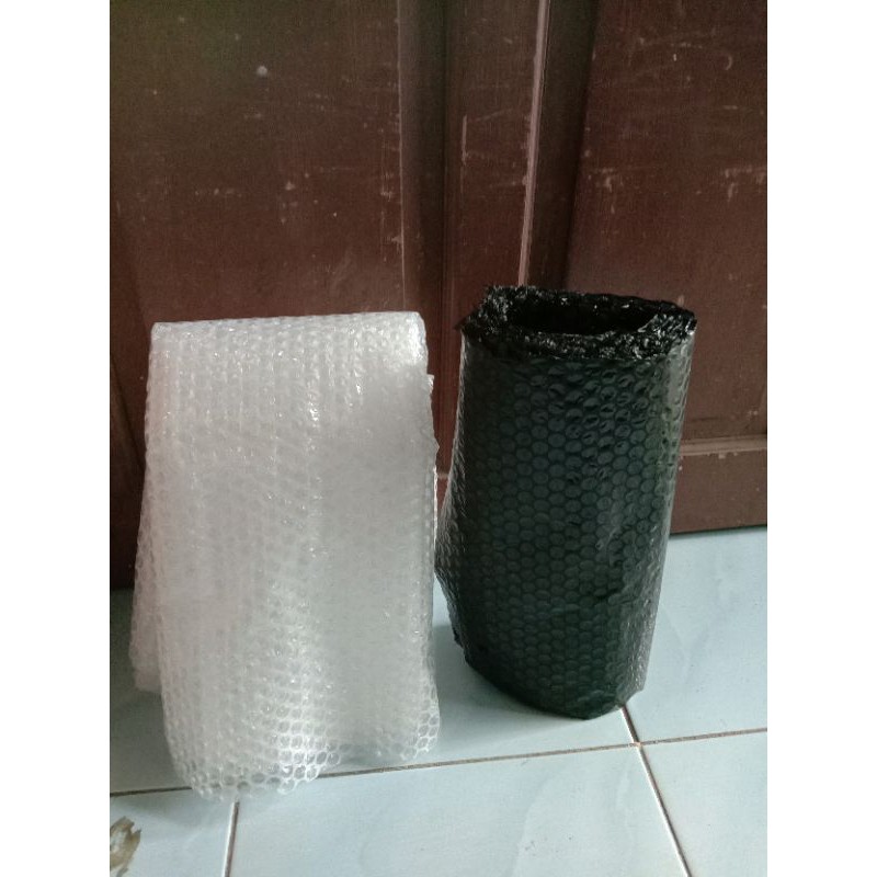 bubble warp panjang 5 meter x  31 cm(1 gulung hrg : 4000 ) warna hitam/ putih , greb , gojek