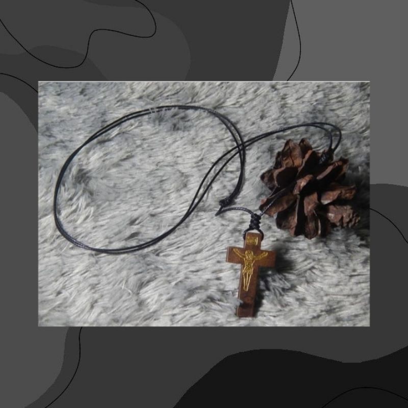 Kalung salib kayu