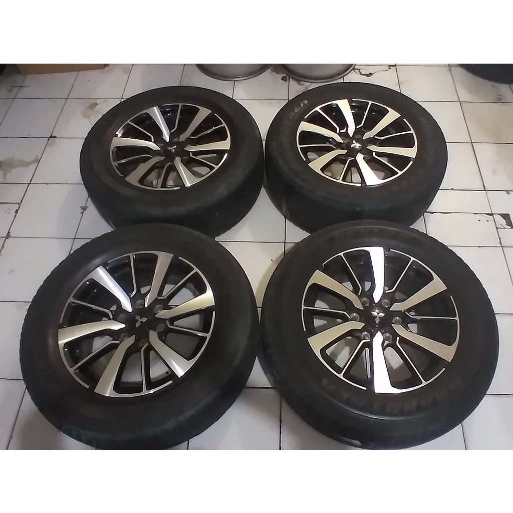 velg mobil bekas untuk mobil pajero sport ring 18 plus ban pcd 6x139 warna hitam polis