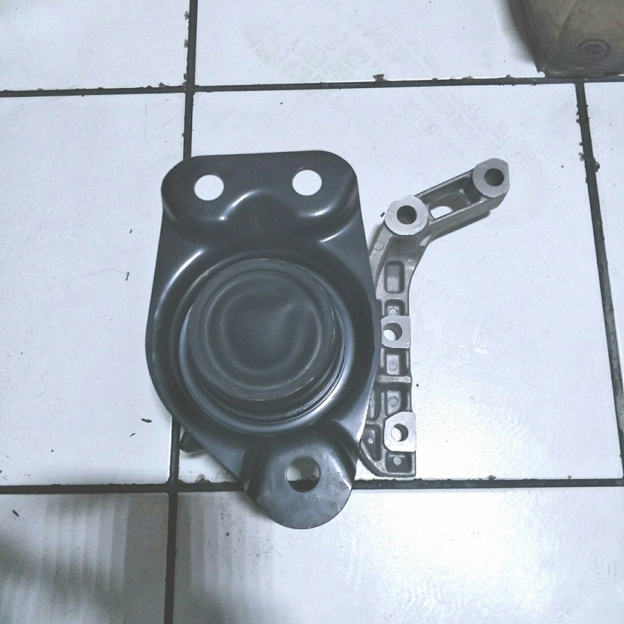 Engine mounting kanan nissan march