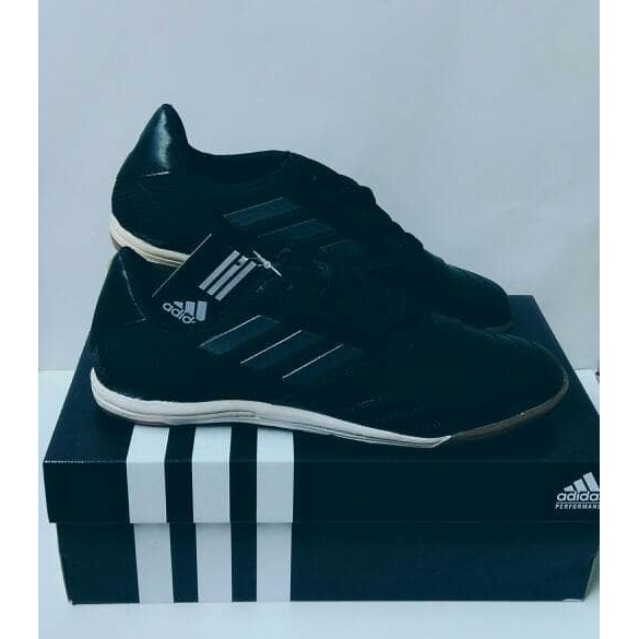 BEST sepatu futsal adidas black