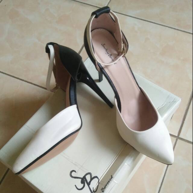 (Preloved/second)
Sepatu wanita/Pump shoes/high heels hitam putih merk Something Borrowed