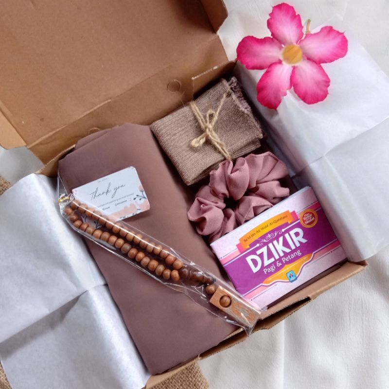 

HAMPERS SYAR'I HAMPERS HIJAB GIFTBOX CEWE HAMPERS LEBARAN KADO WISUDAH