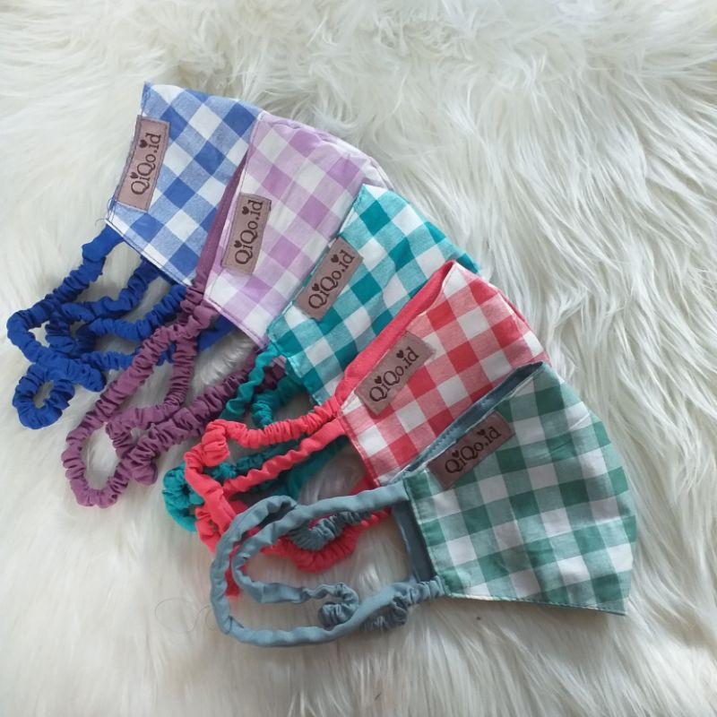 Masker kain motif kotak besar Qiqo.