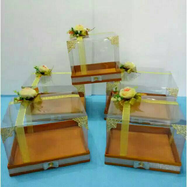 

Kotak hantaran gold isi 5 box tutup mika