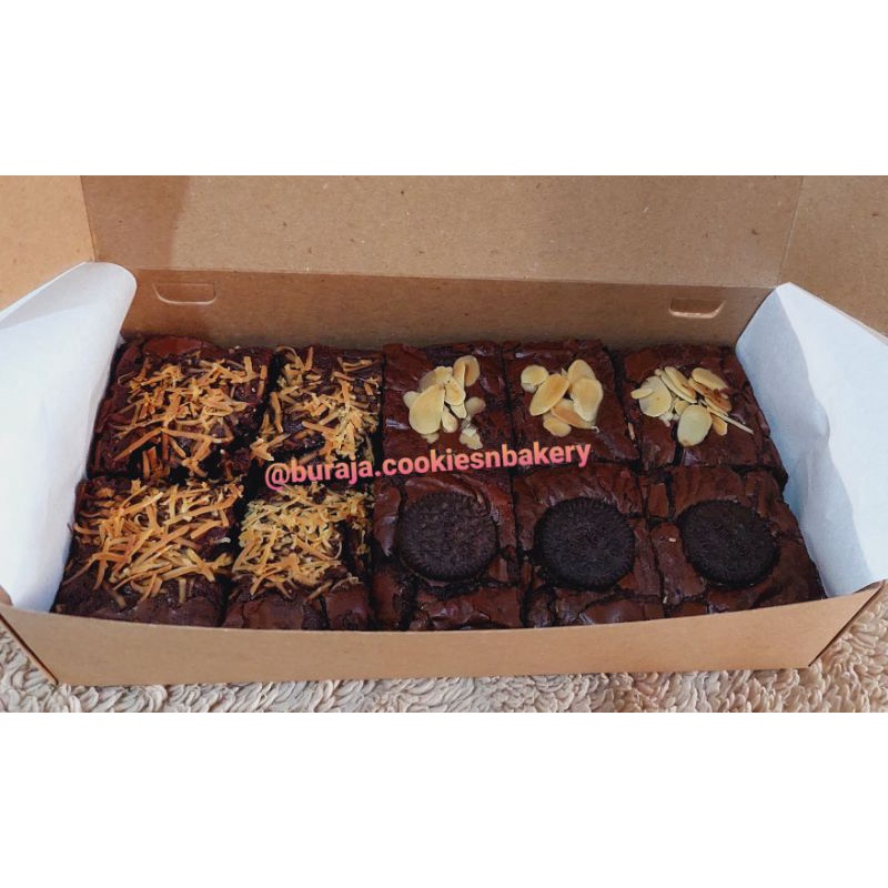 

FUDGY BROWNIES SETENGAH LOYANG 20X10CM