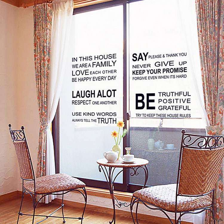 RELIZA WALLSTICKER QUOTES IN THIS HOUSE WE ARE FAMILY HITAM STIKER DINDING