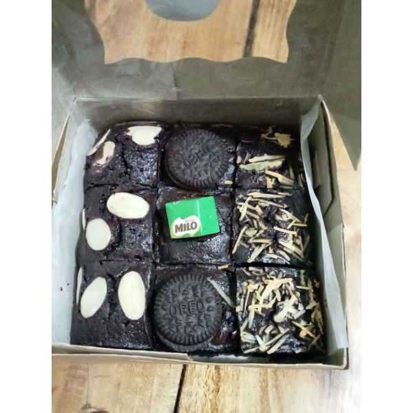 

brownies sekat 10x10cm enak nyoklat banget