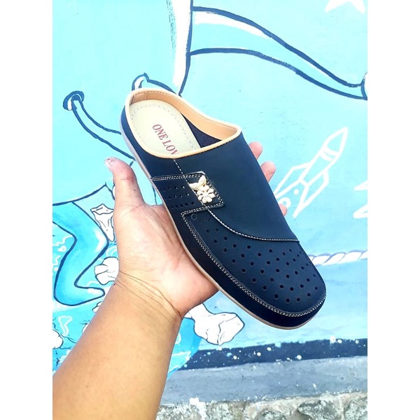 sandal cewek hitam,tutong one love hitam,tutong cewek one love,sandal one love original