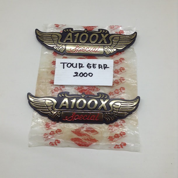 EMBLEM COVER ACCU SIMBUL BOX AKI 1 SET SUZUKI A100X ORIGINAL LOSTPACK