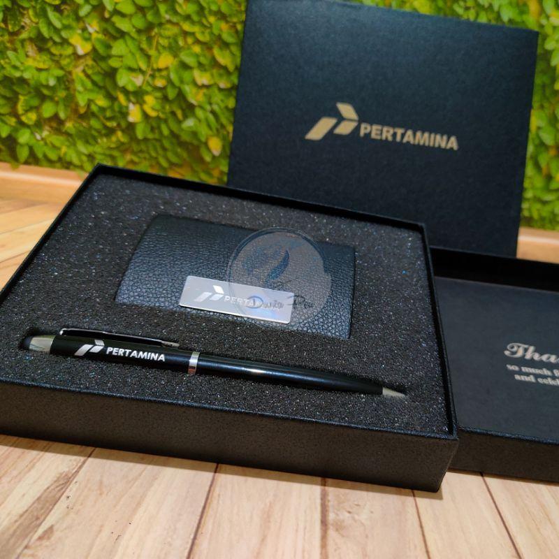 

Giftset Custom Profesional Pen + Card Holder, Hampers Eksklusif, hadiah Eksekutif, seminar Kit Berkualitas