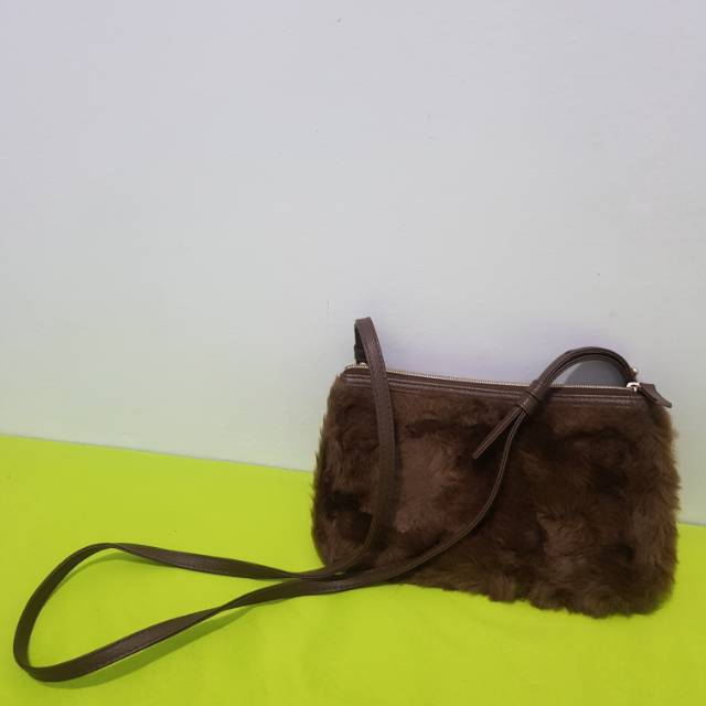 Tas Slempang Bulu Uniqlo