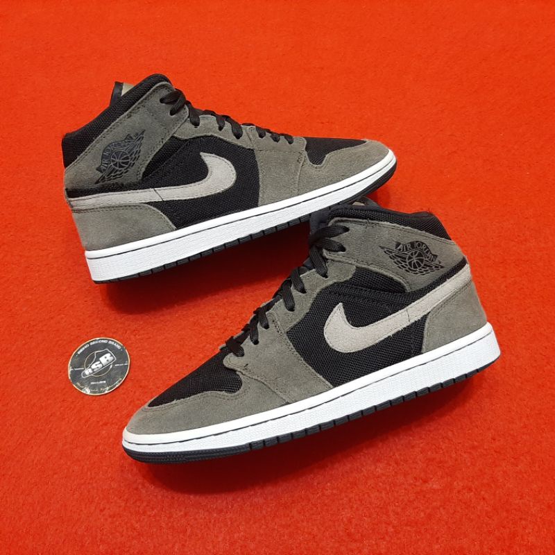 SEPATU AIR JORDAN 1 MID MILITARY OLIVE SIZE. 40.5 (SECOND BRAND)