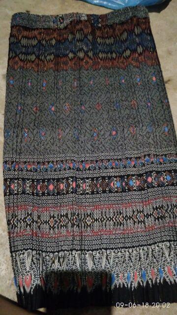 Rok Pendek Jumbo Plisket Yohana Midi Skirt Batik