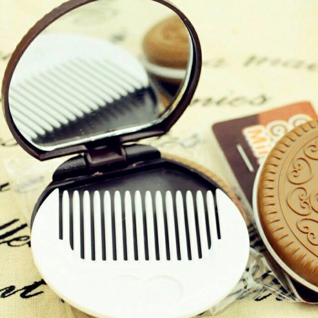 

Cermin Biskuit Dengan Sisir