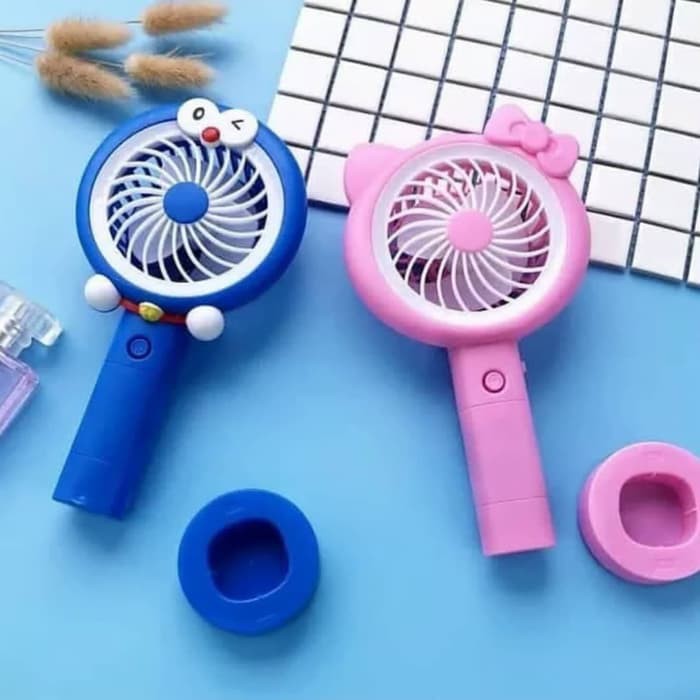 KIPAS GENGGAM / MINI FAN PORTABLE  DORAEMON / HELLOKITTY ADA LAMPU LED