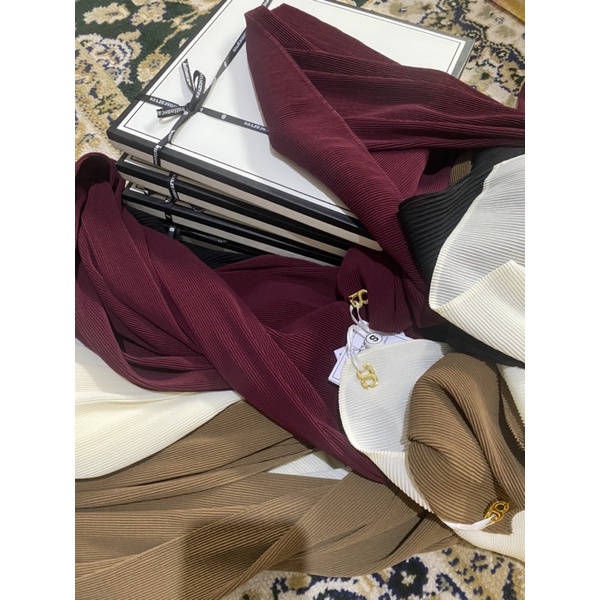 buttonscarves bundling everyday pleated shawl black and pomegranate