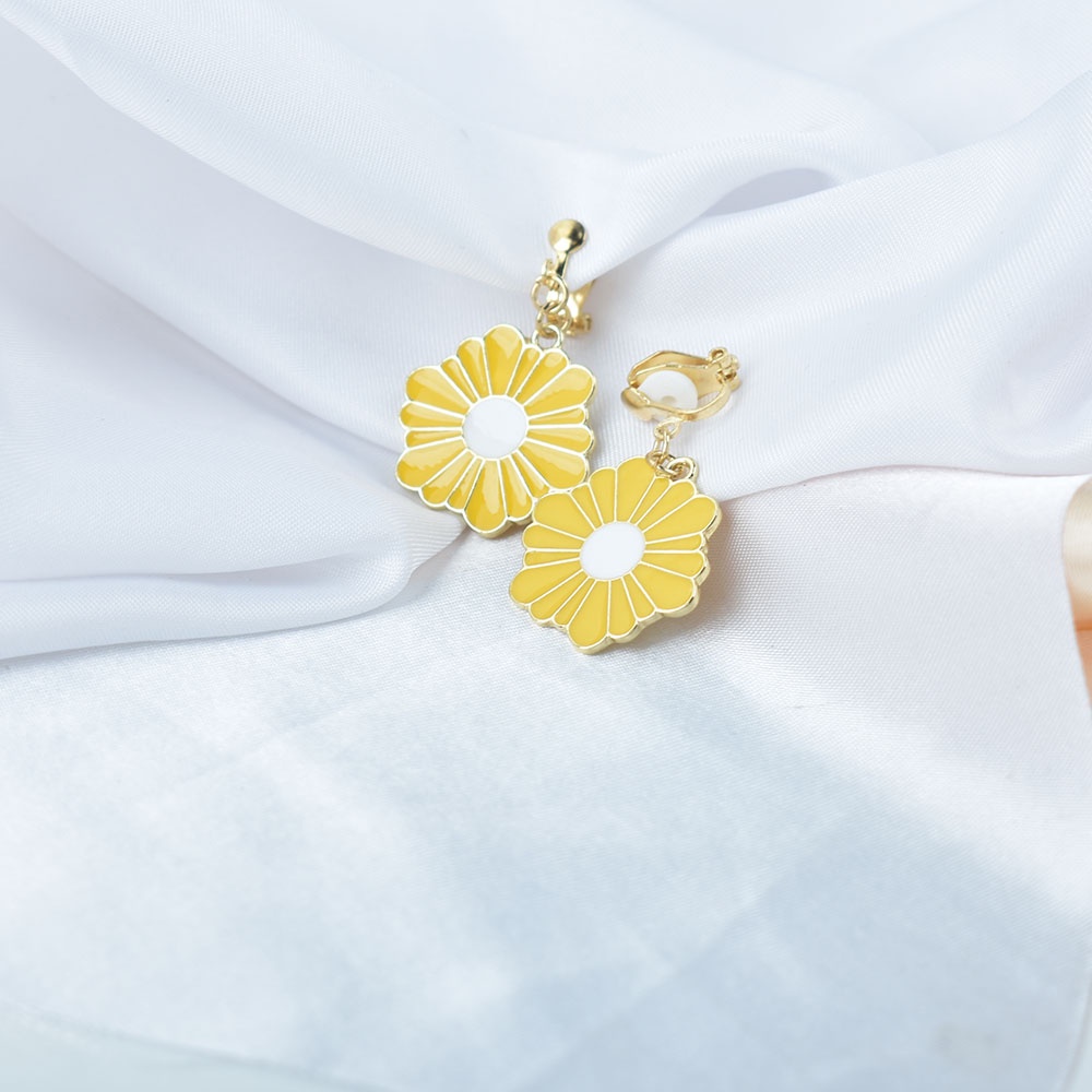 Anting Klip Enamel Bentuk Bunga Daisy Warna Kuning Untuk Wanita