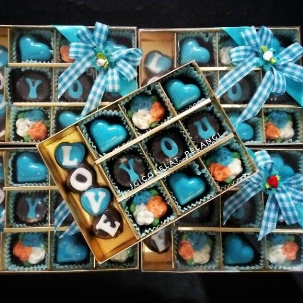 

[PROMO GI082] Hadiah coklat valentine untuk pacar sahabat teman saudara cokelat pelangi box sekat 12 love you Grosir