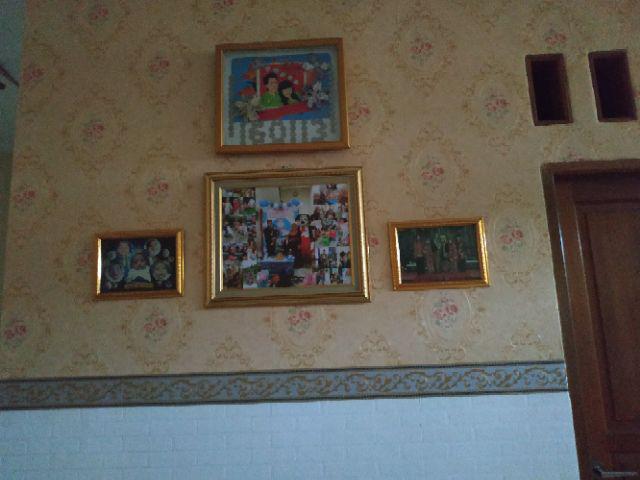 Wallpaper Dinding Bunga Rose Ulir Gold Klasik Mewah