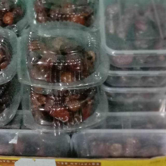 

kurma asli mesir, di jamin daging tebal biji kecil, manisnya gak bikin neeg.