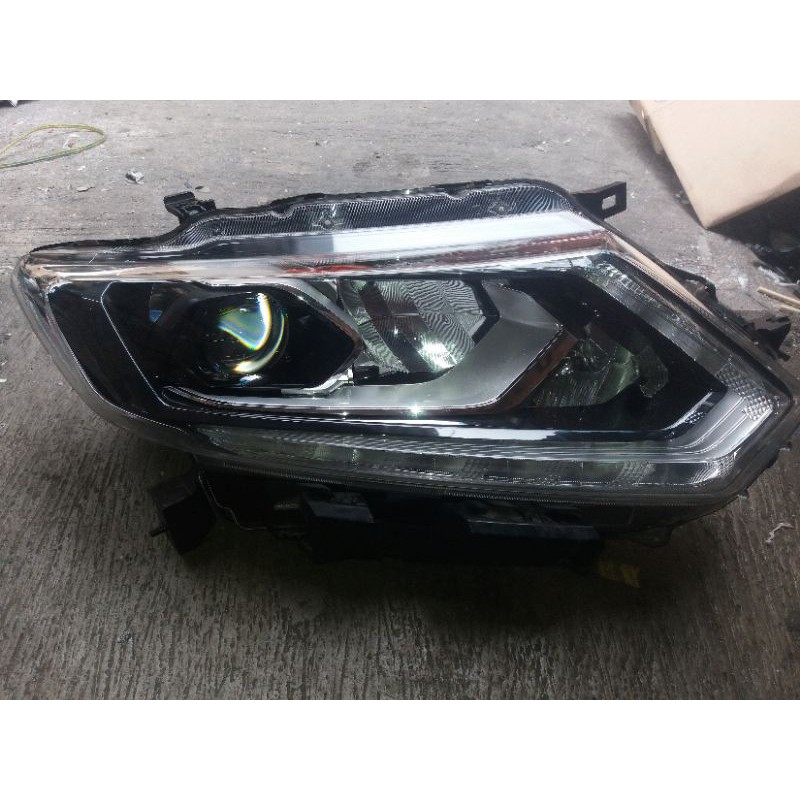 headlamp Nissan xtrail