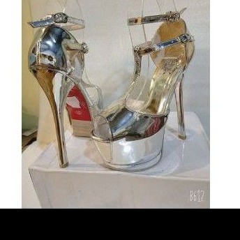 Hi heels , sepatu manggung