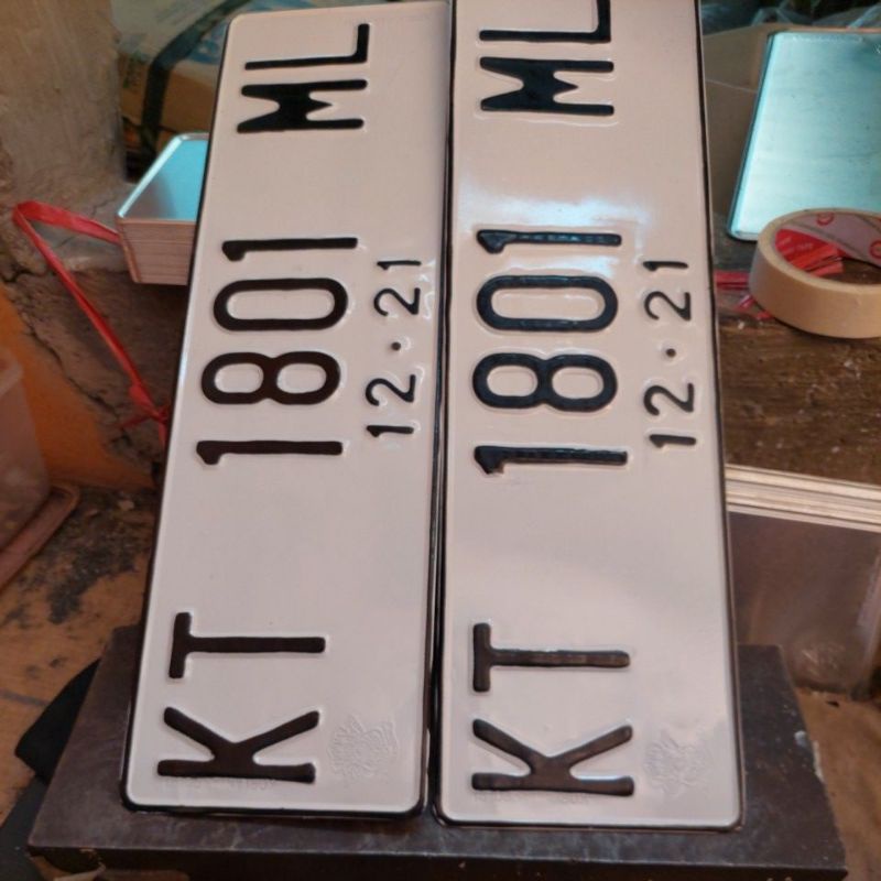 plat mobil putih ketebalan 1ml, logo timbul 1 pasang/2pcs,bertuliskan korlantas