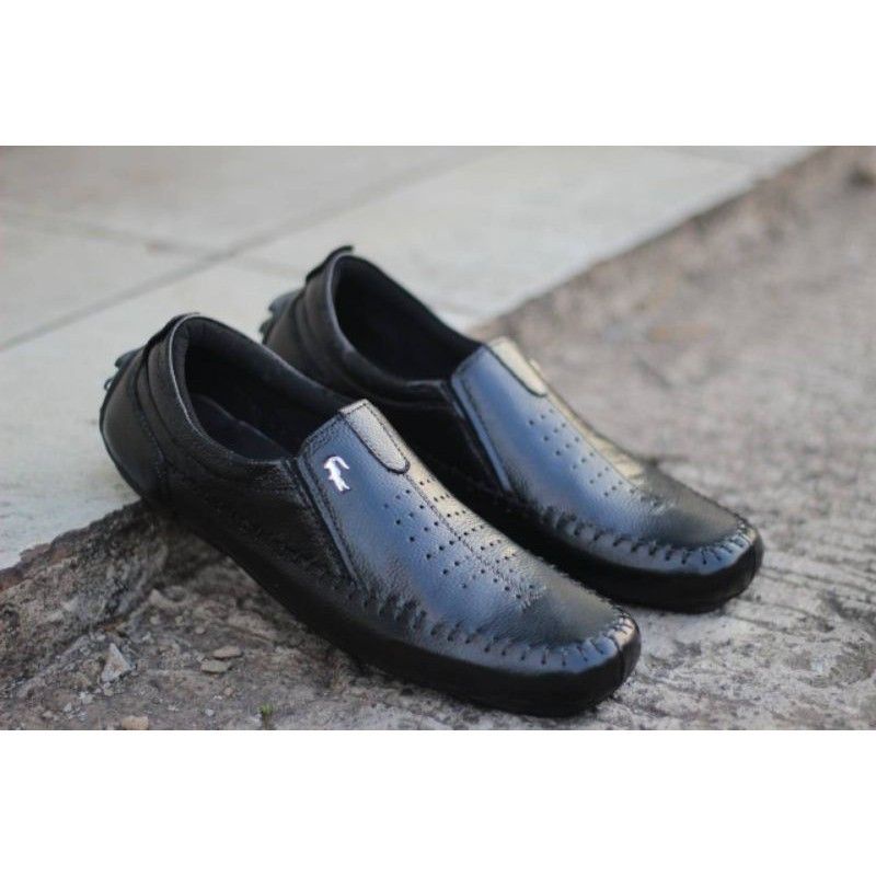 sepatu slip on pria