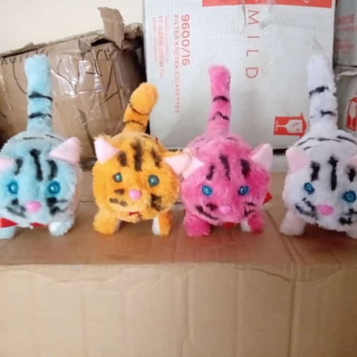 Boneka kucing bersuara dan berjalan