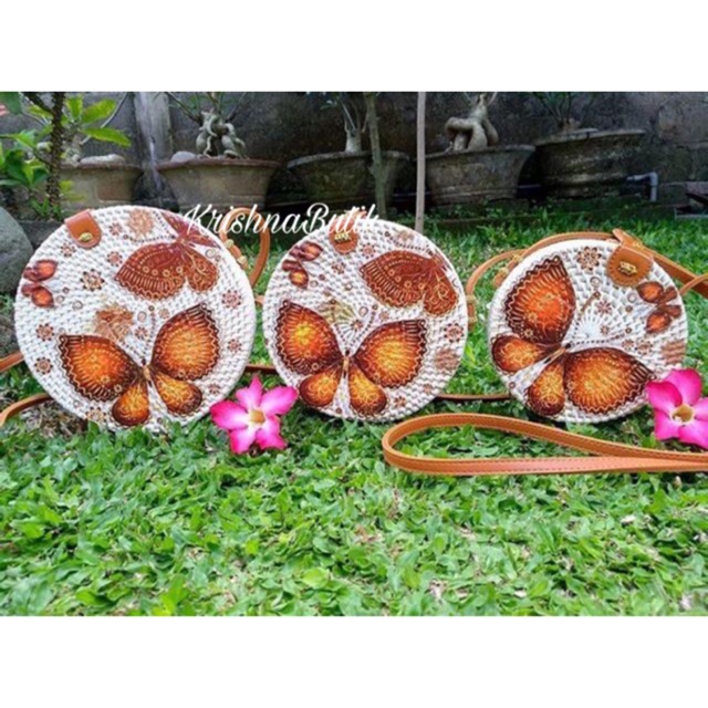 

Tas Rotan Bulat Putih Decoupage Lukis Bali Kancing Pita Klip Diameter 20 18 15 cm Ate Ata