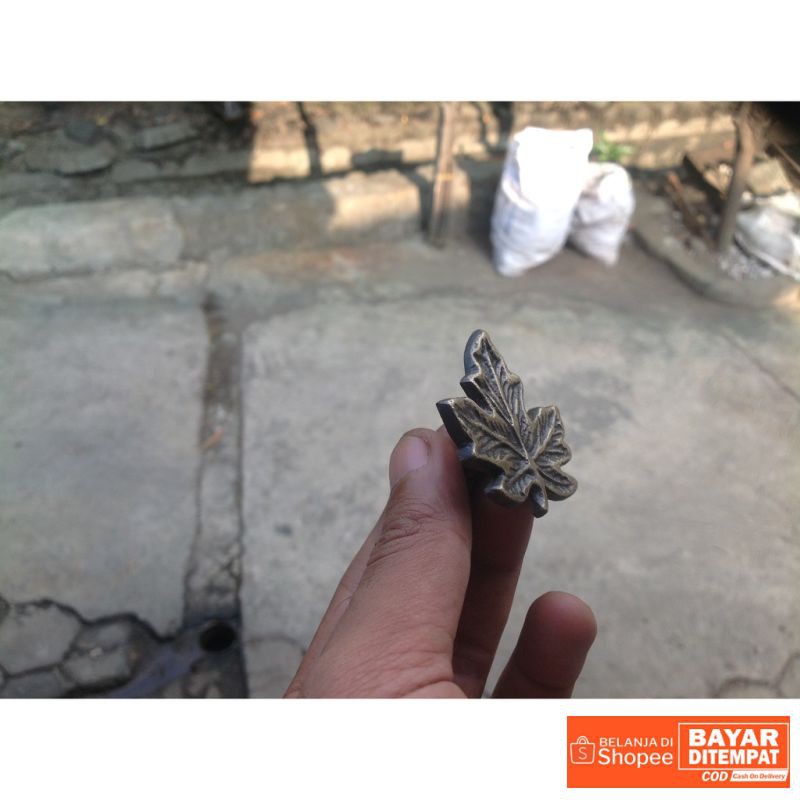 knob / tarikan laci kuningan antik motif daun Termurah