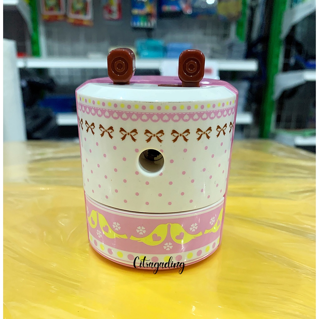 

RAUTAN MEJA PUTAR PERUNCING PINK LUCU VINTAGE AESTETHIC ANTI SLIP SERUTAN PENSIL KAYU TABLE SHARPENER ASAHAN GROSIR