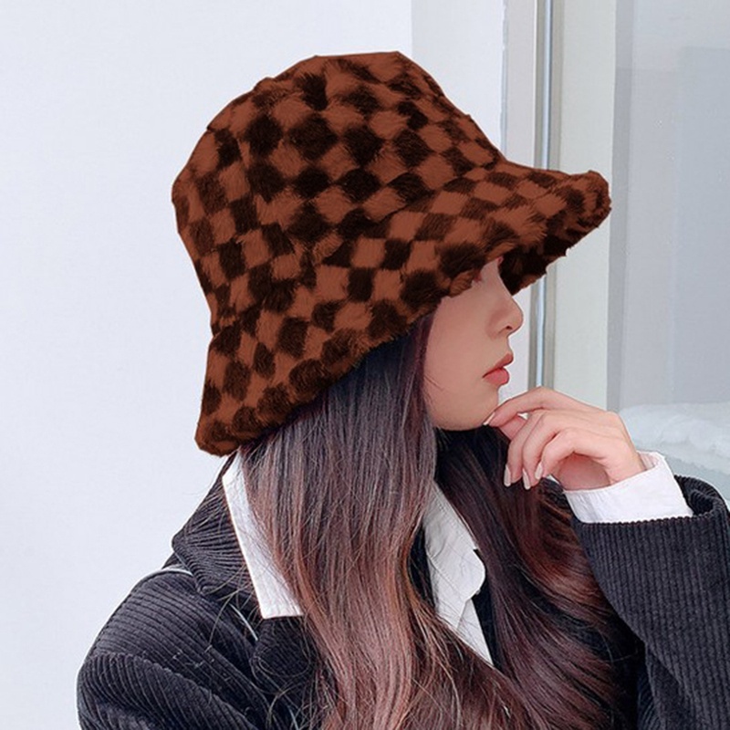 Topi Bucket Bahan Plush Tebal Hangat Motif Kotak-Kotak Hitam Putih Gaya Korea Retro Untuk Wanita