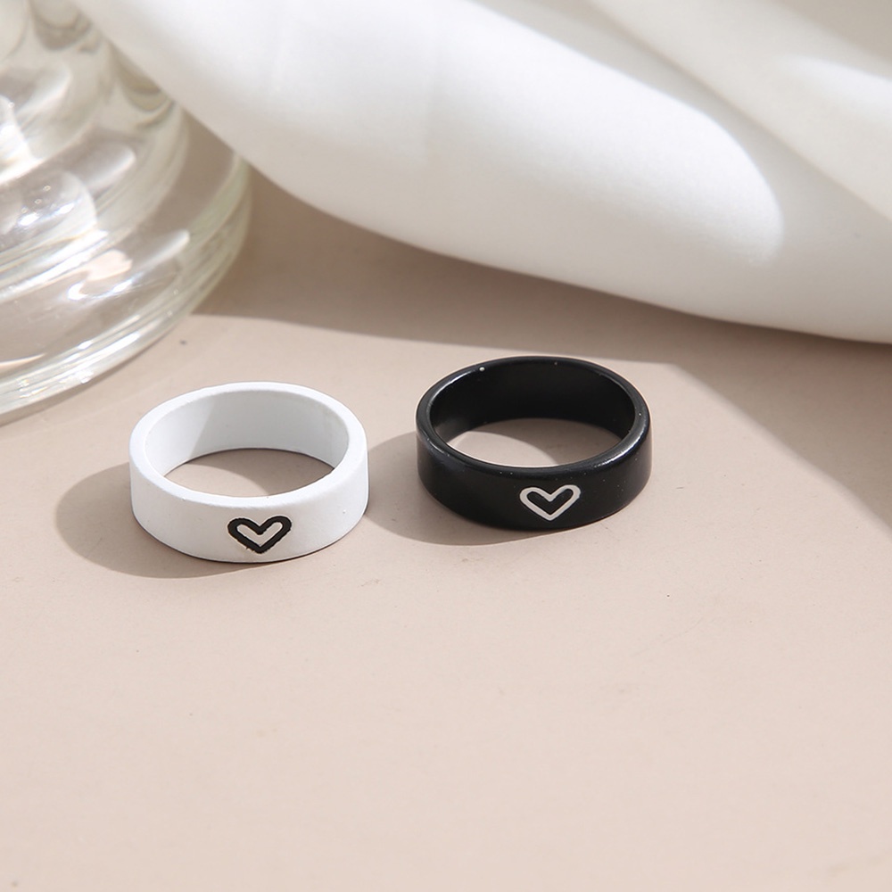 2pcs Cincin Desain Hati Warna Hitam Dan Putih Untuk Pria Dan Wanita