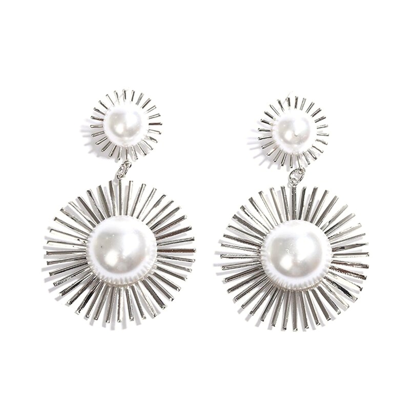 Anting Juntai Bentuk Bunga Hollow Aksen Mutiara Bahan Metal Warna Emas Silver Untuk Wanita