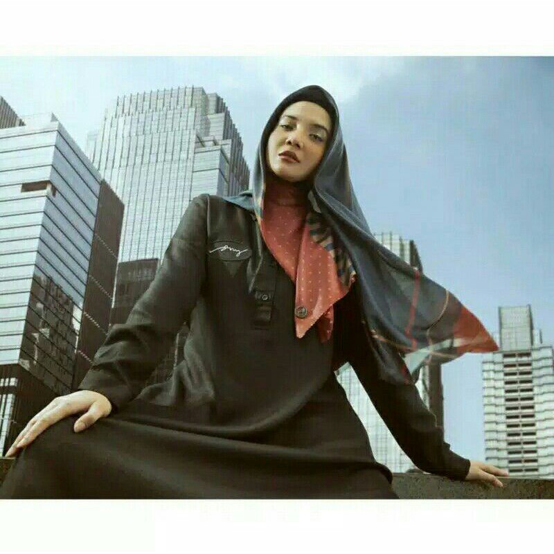 DEENAY X ZASKIA SUNGKAR METRO RED