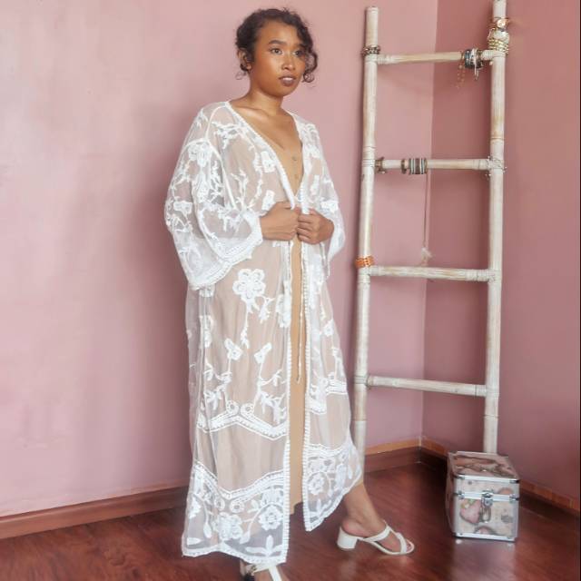 681 Hibiscus : NYONYA MANIS - Kimono Outerwear Putih Hitam Lace Renda Boho