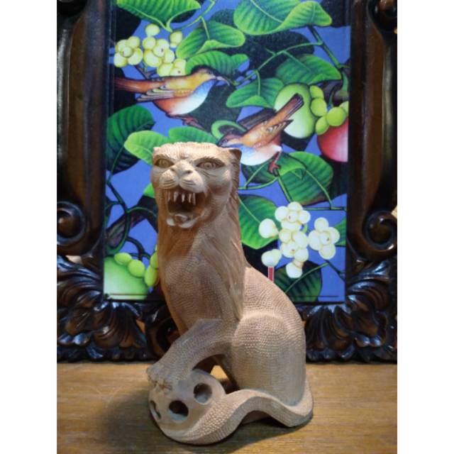 Patung singa bola kayu cendana asli ukiran bali