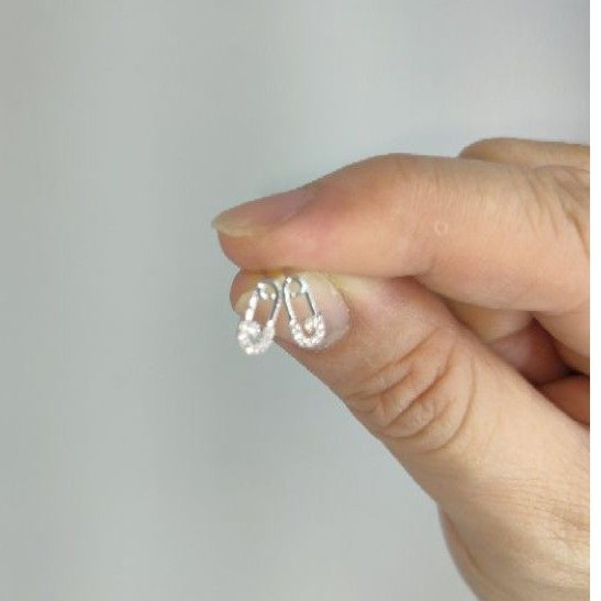 Giwang model peniti emas putih kadar 375 berat 0,35 gram