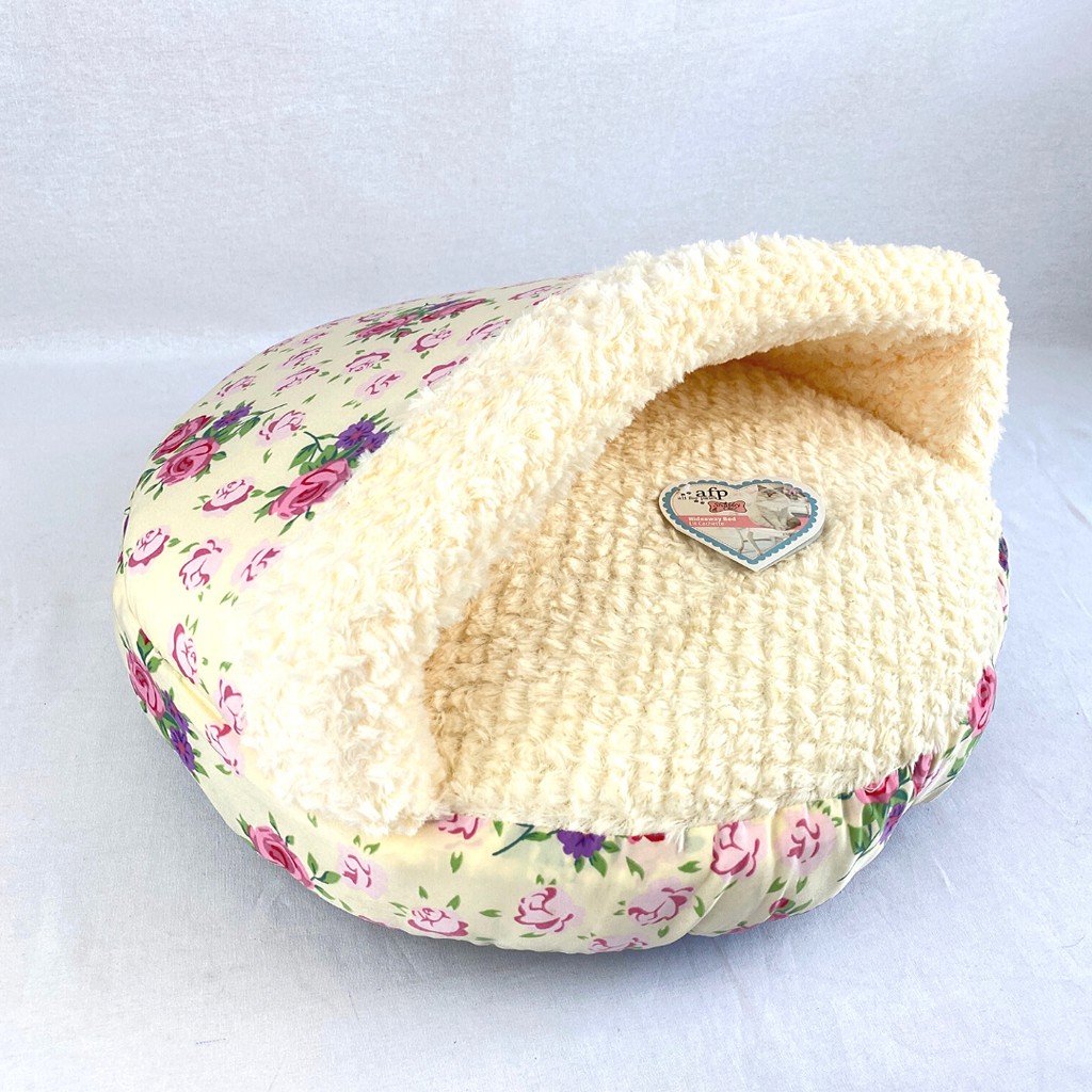 

AFP Mainan Kucing SHABBY Chic Hideaway Bed CREAM 40cm