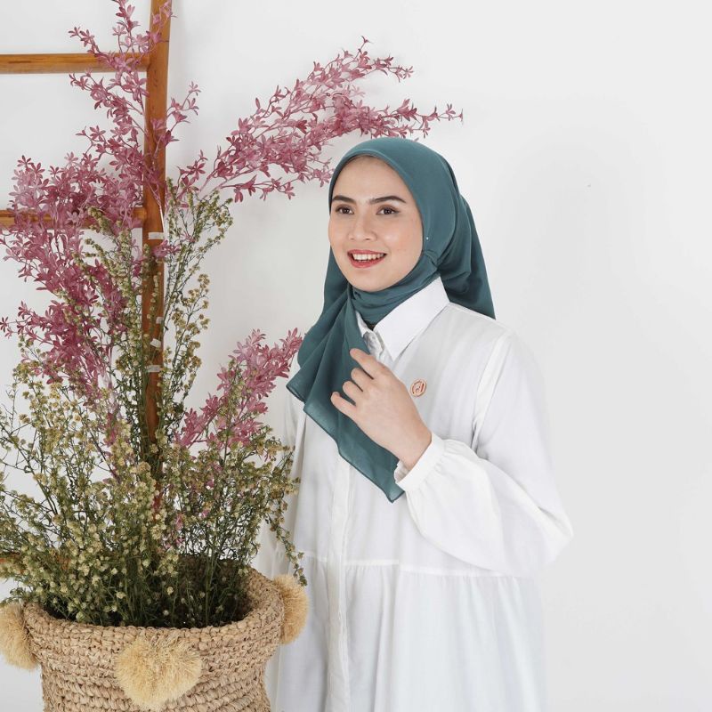 KERUDUNG HIJAB SEGI EMPAT DEENAY POLOS GREEN SHADOW VOAL ORIGINAL 100%