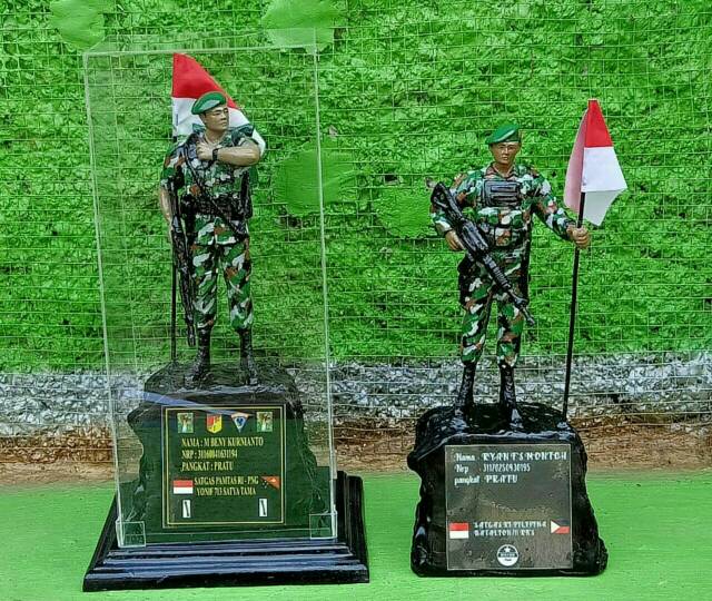 Patung Miniatur karikatur TNI dan Polri