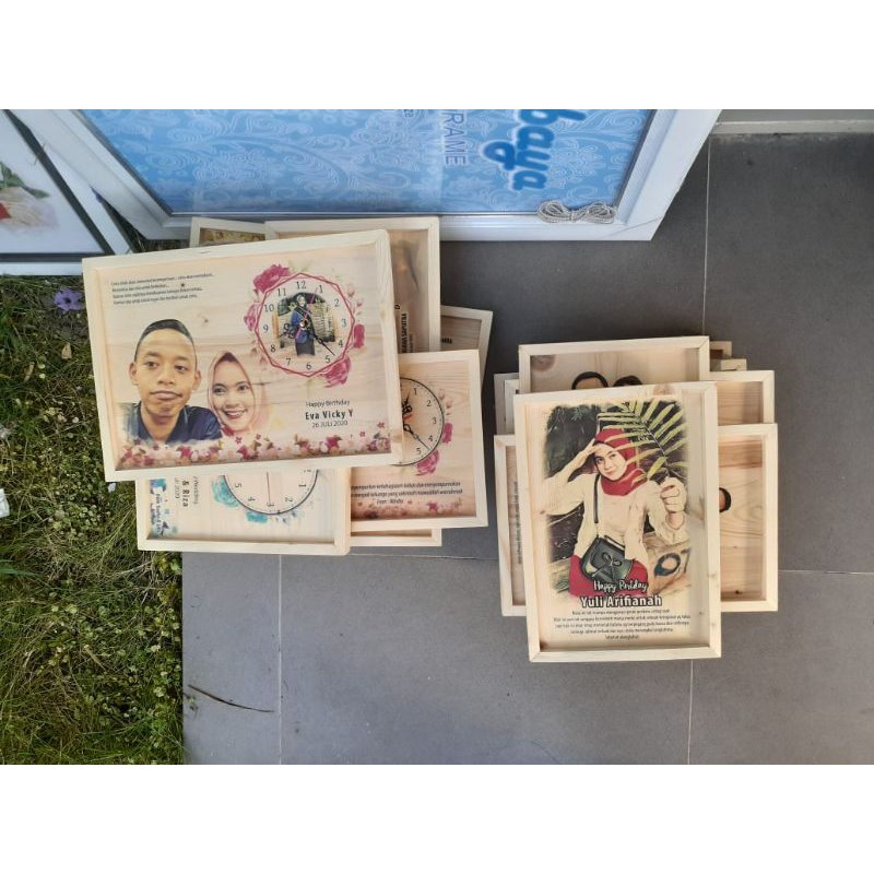 

Kado tni/kado polisi/kado polri/kado unik/kado nikah/kado kawin/kado ultah SKETSA LUKIS JAM+ BINGKAI
