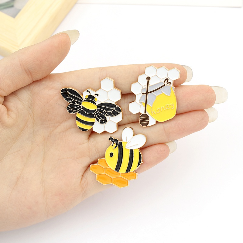 Set Bros Pin Enamel Bentuk Kartun Lebah Kuning Untuk Dekorasi Pakaian Wanita