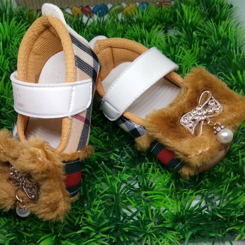 sepatu baby motif burberry
