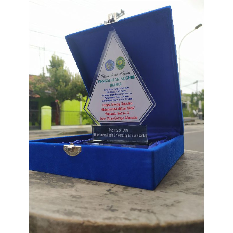 

PLAKAT AKRILIK/KADO WISUDA/VANDEL/TROPHY/KADO PENGANTIN/PLAT INSTANSI TERMURAHH!!