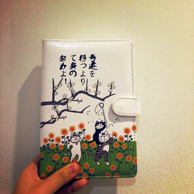 

Diary made in japan ,halamannya beda beda,cocok untuk dibawa bawa