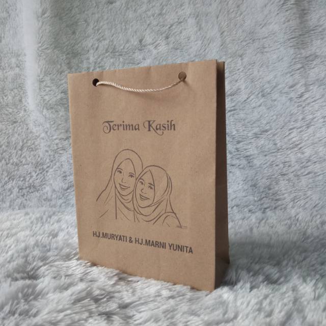 

Paperbag ukuran 12x4x16,5cm