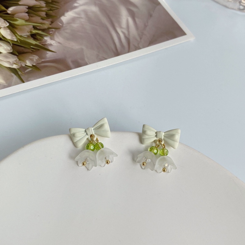 Anting Tusuk Motif Bunga Lily Warna Putih Untuk Wanita